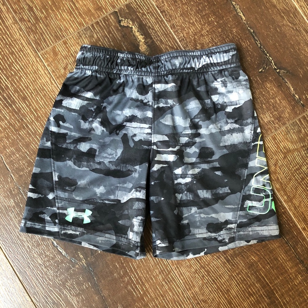 Under Armour Boys size 4 camo shorts